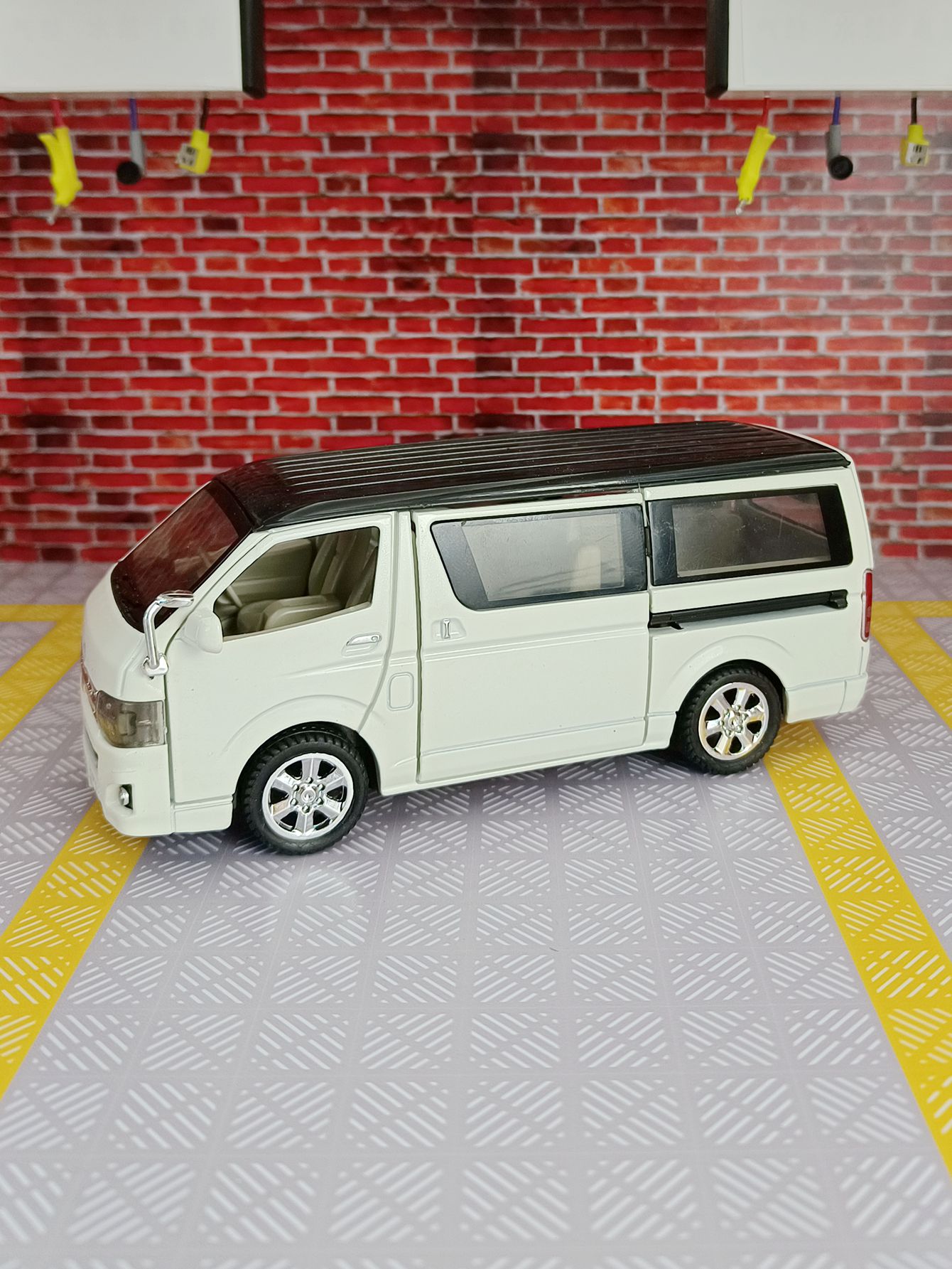 Decor Lighting Returns - 1:32 Simulationsmodell Toyota Hiace aus Legierung,