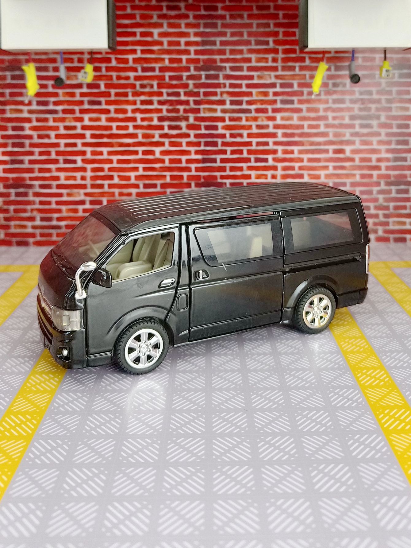 1:32 Simulationsmodell Toyota  – Decor Lighting Returns Bewertung und Preis